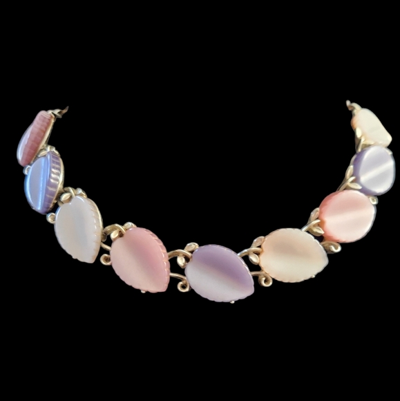 LISNER * Rare * Vintage SET!  LUCITE Leaves Lilac Necklace and Clip on Earrings - Picture 1 of 16